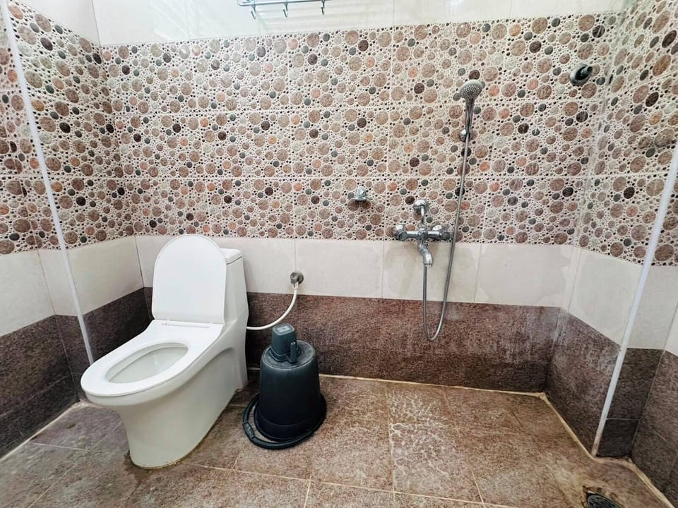 Double Room | Bathroom | Free toiletries, towels, soap, shampoo