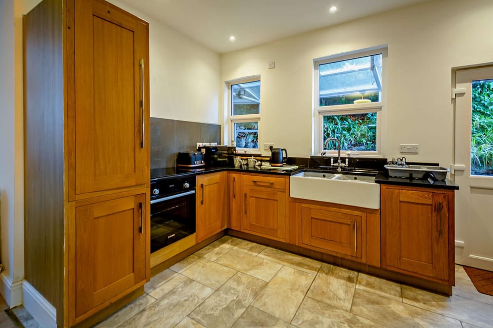 BKL Seaview House, Colwyn Bay - Host & Stay
