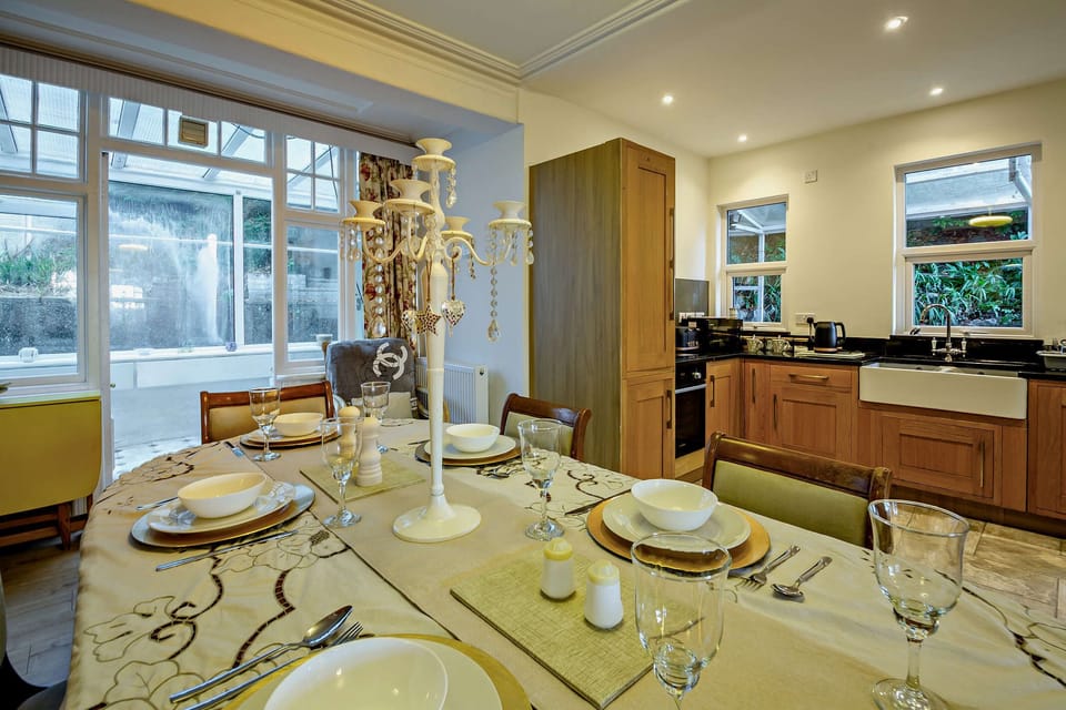 BKL Seaview House, Colwyn Bay - Host & Stay