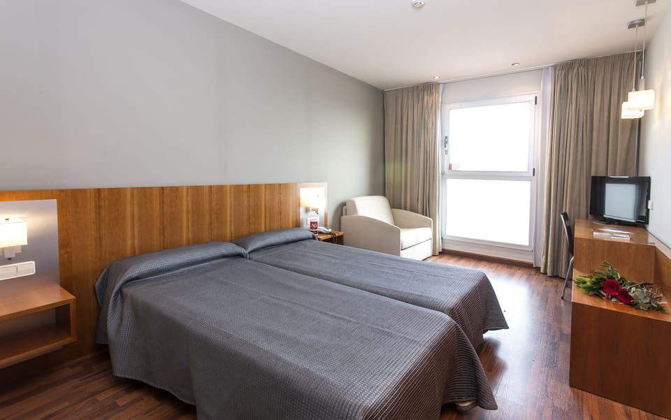Desk, soundproofing, WiFi (free), bed sheets