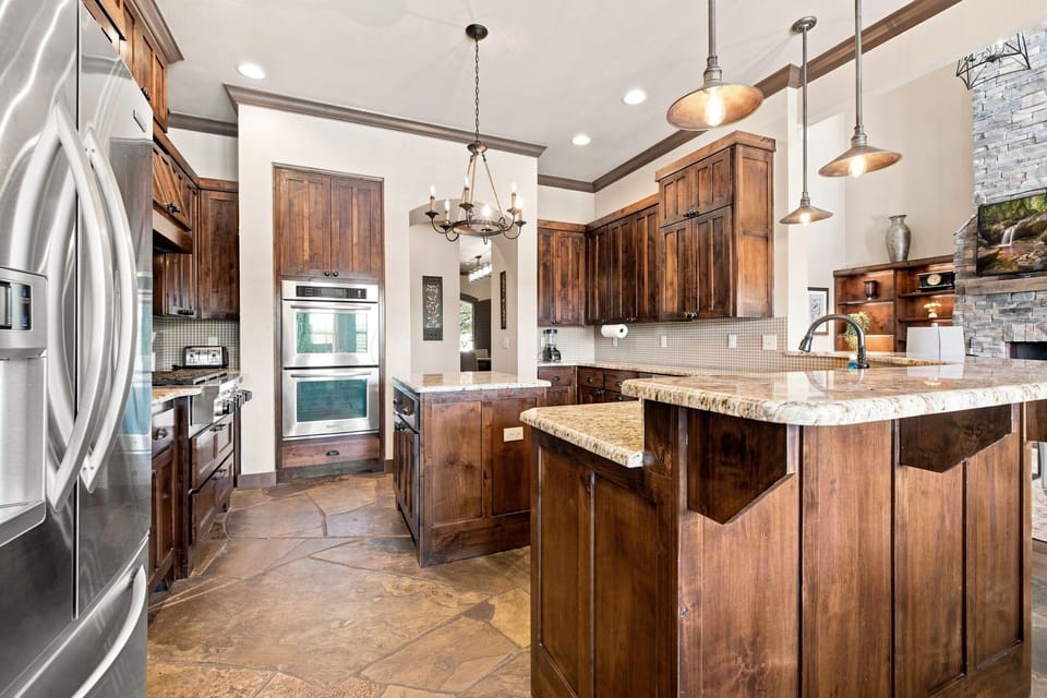 An open concepy fully stocked kitchen!
