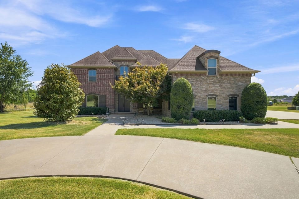 Centrally located, NWA's hot spots and restaurants are just 3 miles away!