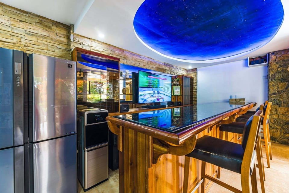 Deluxe Villa, 4 Bedrooms | Private kitchen | Microwave