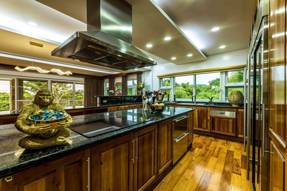 Deluxe Villa, 4 Bedrooms | Private kitchen | Microwave