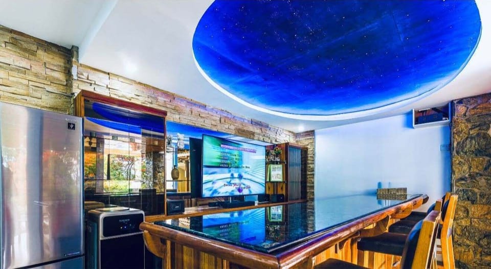 Deluxe Villa, 4 Bedrooms | Private kitchen | Microwave