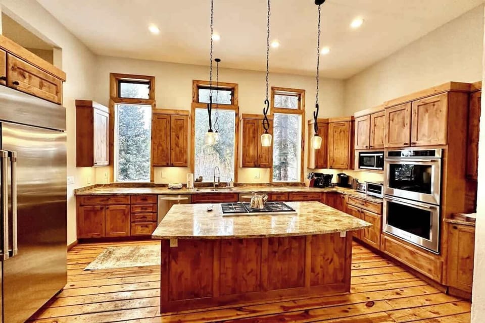 Kitchen: Drip coffee maker, Keurig, toaster oven, air fryer, crockpot, blender, kettle, waffle maker, cooking utensils, tableware