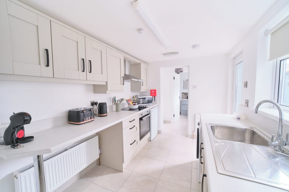 Comfort Apartment, 1 Double Bed with Sofa bed, Private Bathroom | Private kitchen | Fridge, microwave, oven, stovetop