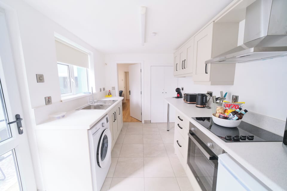 Comfort Apartment, 1 Double Bed with Sofa bed, Private Bathroom | Private kitchen | Fridge, microwave, oven, stovetop
