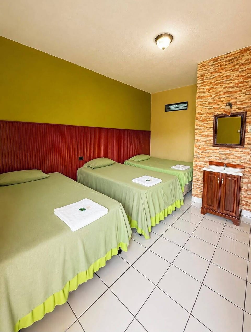 Triple Room | Desk, WiFi (free)