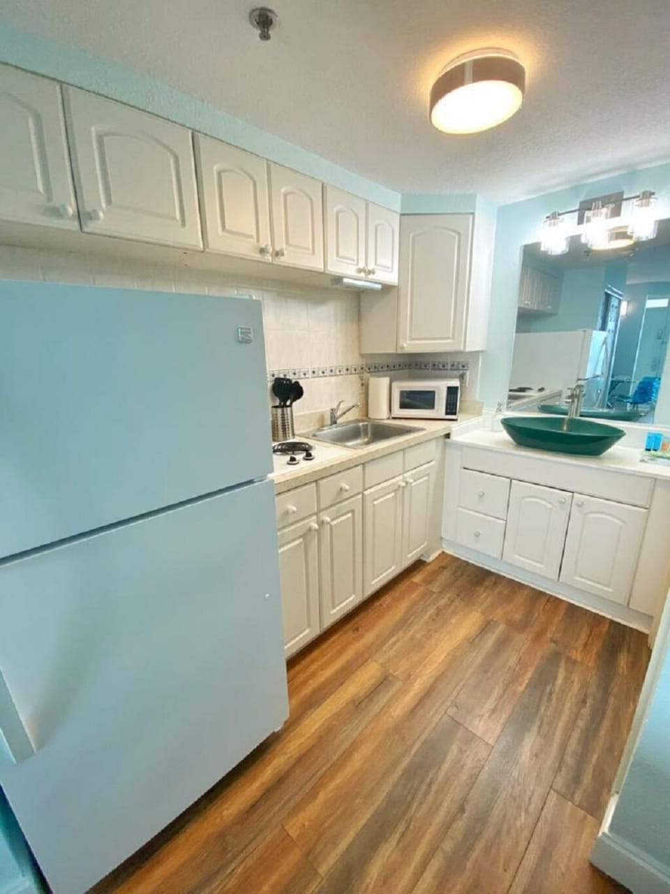 A kitchen with all the amenities to make your stay comfortable. 