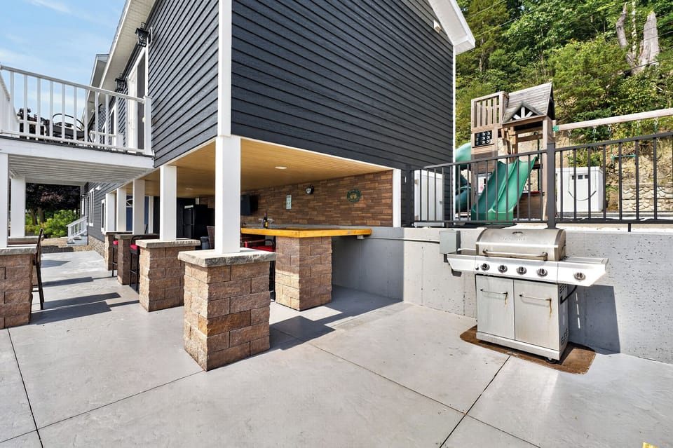 Covered patio kitchen with gas grill