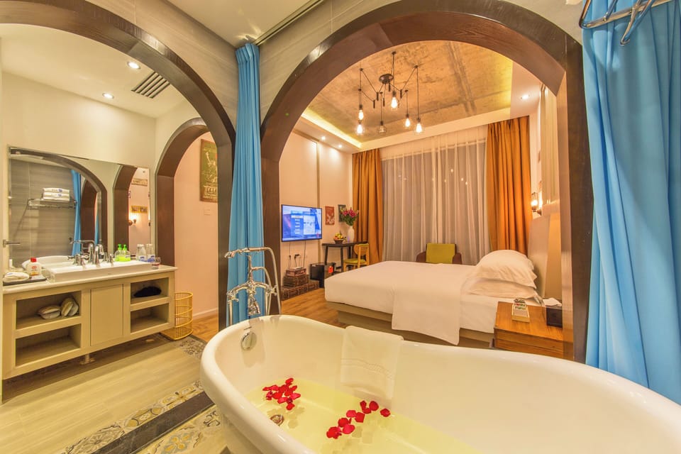 Comfort Double Room | In-room safe, iron/ironing board, WiFi (free)