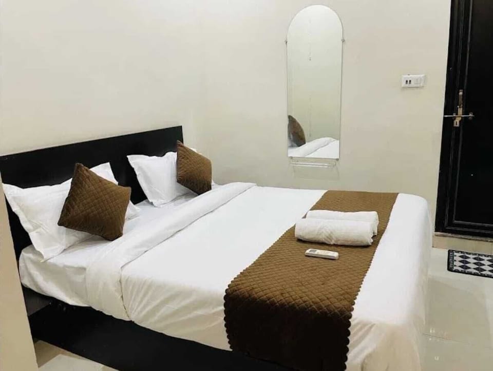Deluxe Double Room | Desk, laptop workspace, blackout drapes, soundproofing