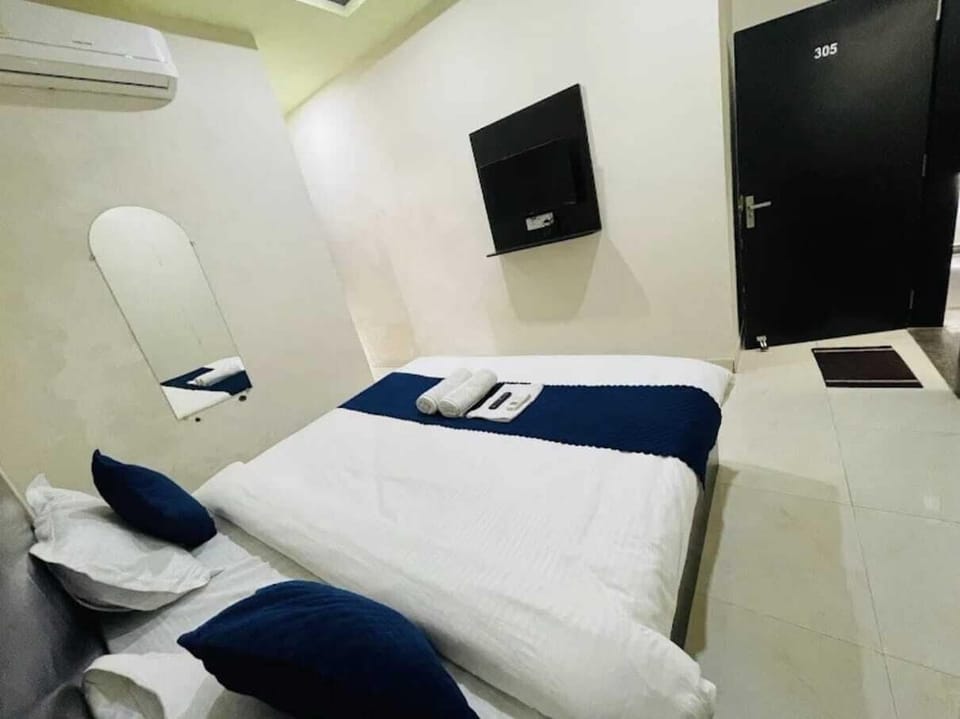 Deluxe Double Room | Desk, laptop workspace, blackout drapes, soundproofing
