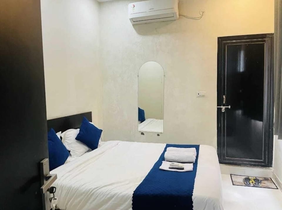 Deluxe Double Room | Desk, laptop workspace, blackout drapes, soundproofing