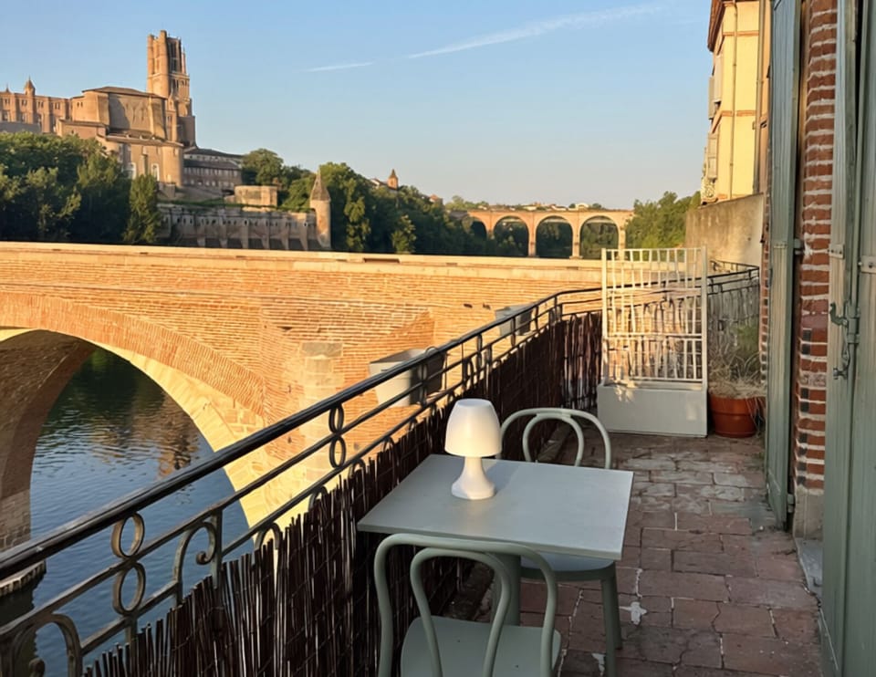 Un balcon à la vue emblématique d'Albi