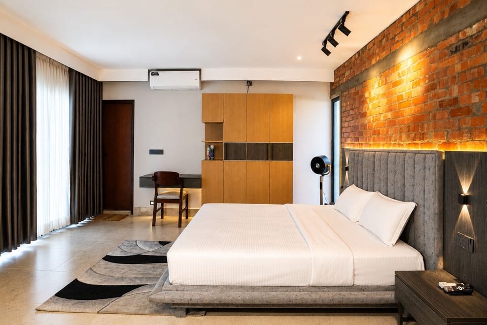 Luxury Room, Balcony, Hill View | Laptop workspace, WiFi (free)