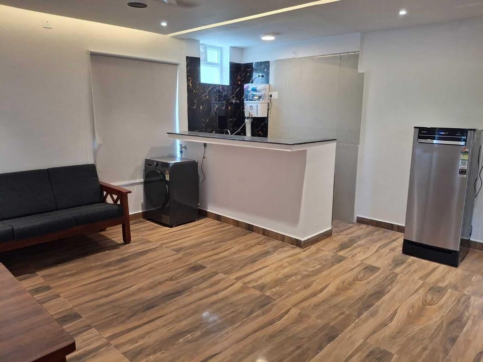 Executive Studio Suite, Kitchen, City View | Private kitchen
