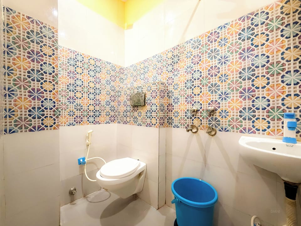 Deluxe Room | Bathroom | Shower, towels, soap, shampoo