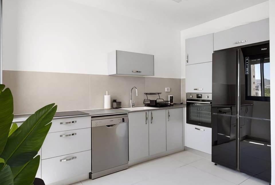 This bright and efficient modern kitchen provides all you need to prepare meals at home.