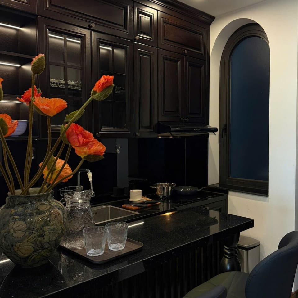Standard Studio, Balcony, Lake View | Private kitchen | Cookware/dishes/utensils