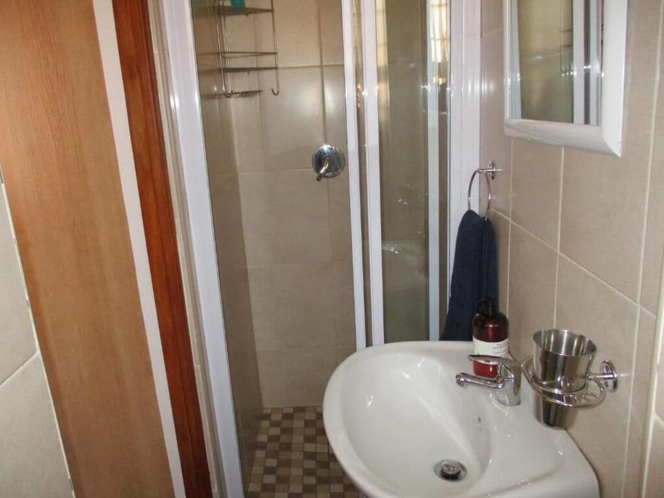 Standard Double or Twin Room, Garden View | Bathroom | Towels, soap, toilet paper