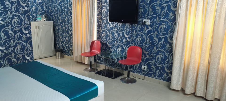 Desk, laptop workspace, WiFi (free)
