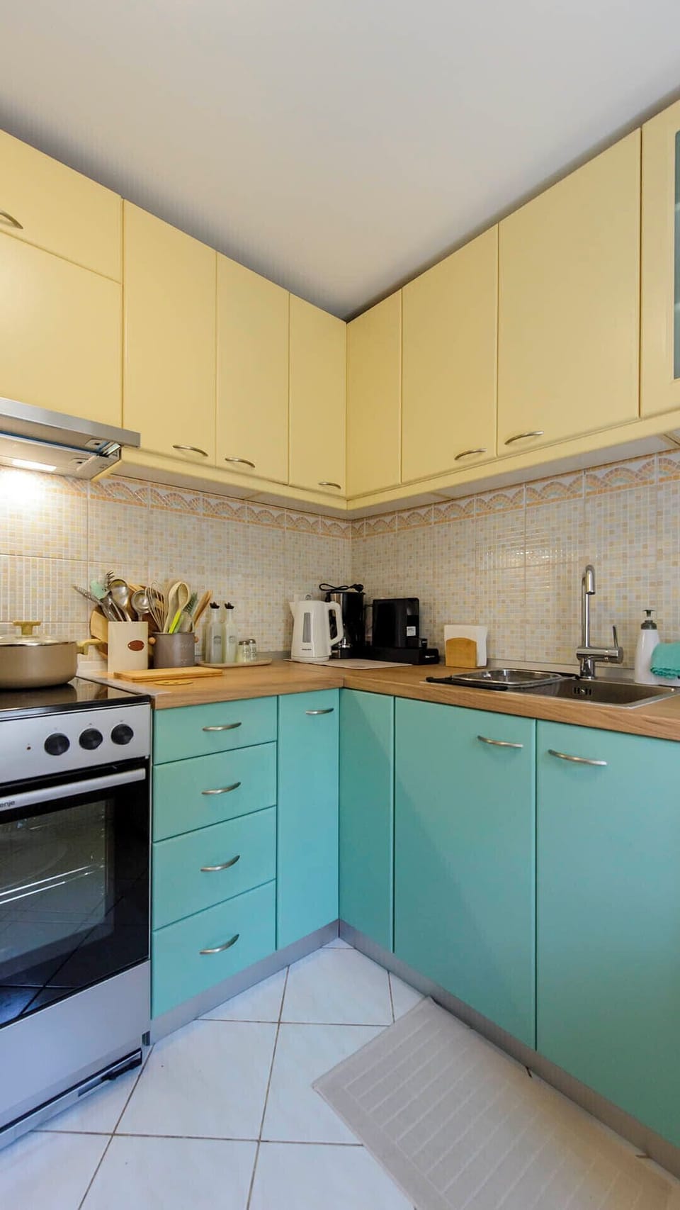 Comfort Apartment, City View | Private kitchen