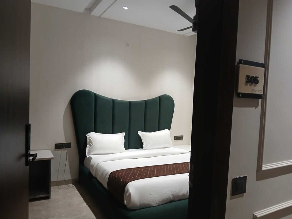 Deluxe Room | Desk, WiFi (free)