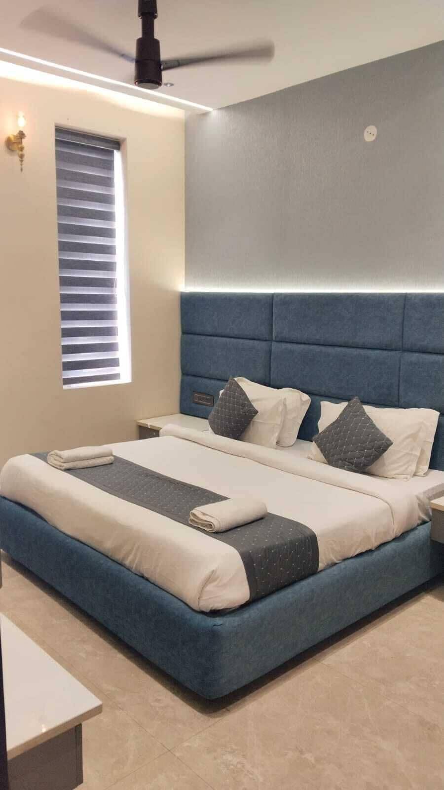 Deluxe Room | Bathroom | Shower, free toiletries, towels, soap