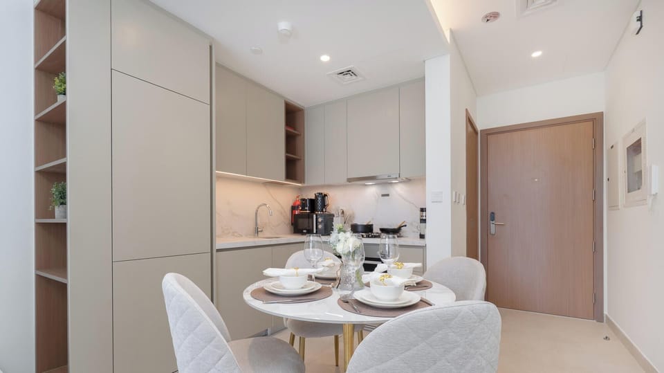 Deluxe Apartment, Balcony, City View | Dining
