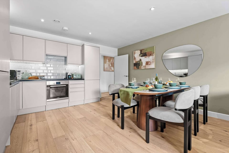 Enjoy family meals in the welcoming dining area at Blue Puffin Stays, complete with plenty of seating after a day exploring Southampton city centre.
