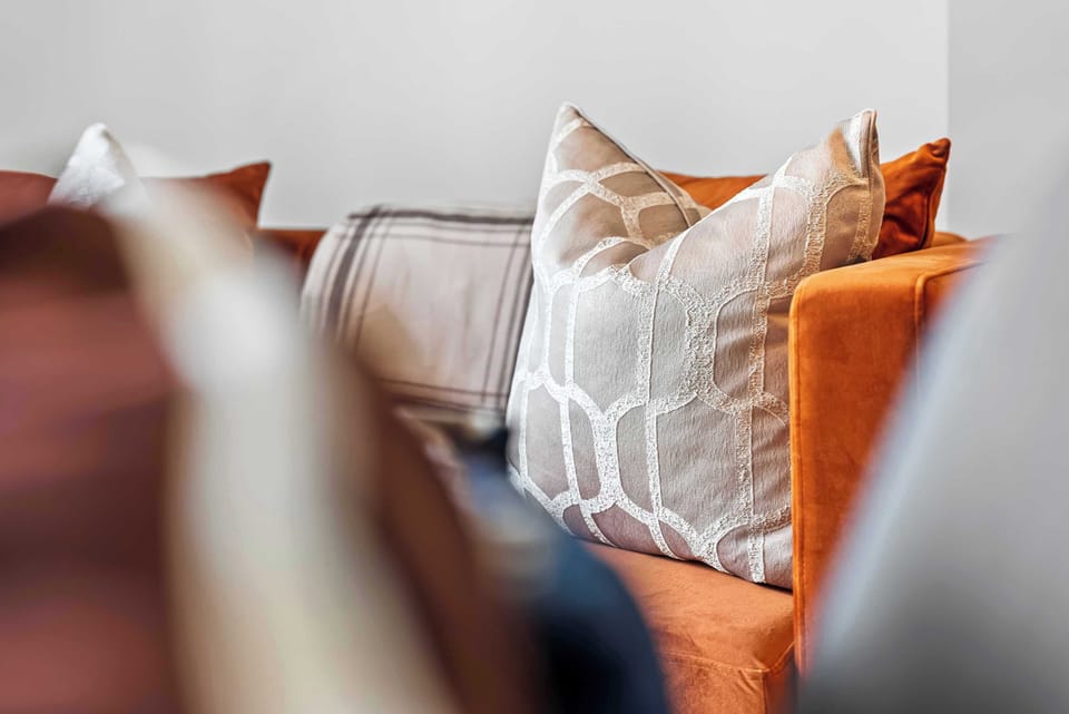 Relax with family in the cosy living area at Blue Puffin Stays, with a comfy sofa and a flat-screen TV with Netflix for the perfect unwind after a day of exploring.