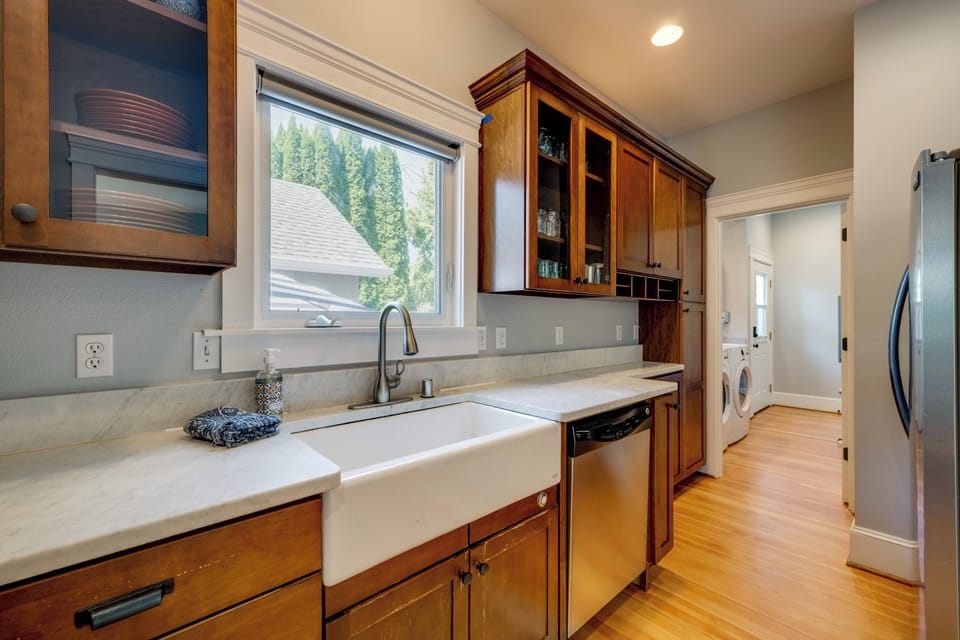 Walk to Capitol Campus! 'stellar & Bloom Olympia' Cottage in Olympia