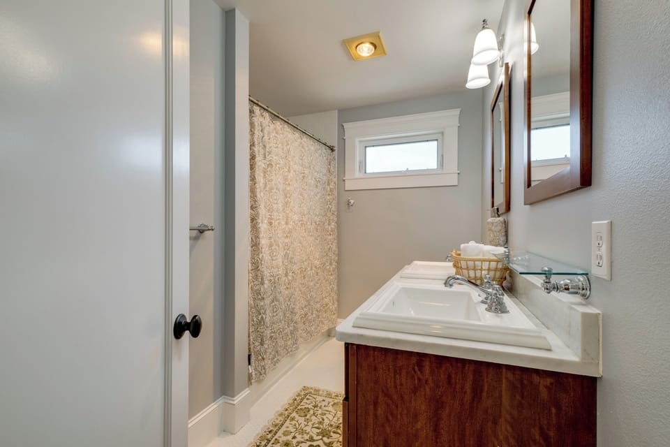 Walk to Capitol Campus! 'stellar & Bloom Olympia' Cottage in Olympia