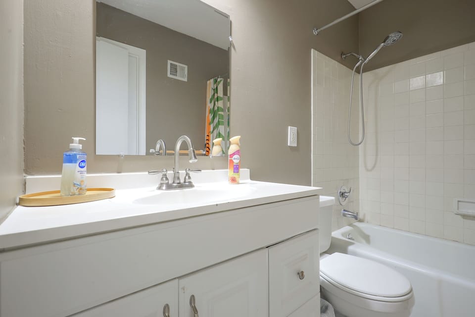 Walkable Overland Park Townhome w/ Patio Apartment in Overland Park