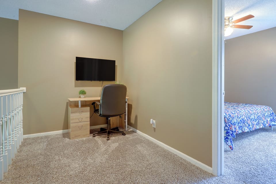 Walkable Overland Park Townhome w/ Patio Apartment in Overland Park