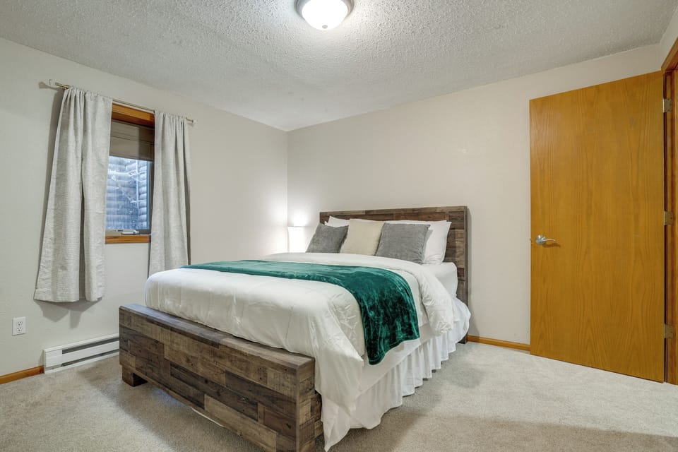 5BR Home Close to Moorhead Home & Fargo Cottage in Moorhead