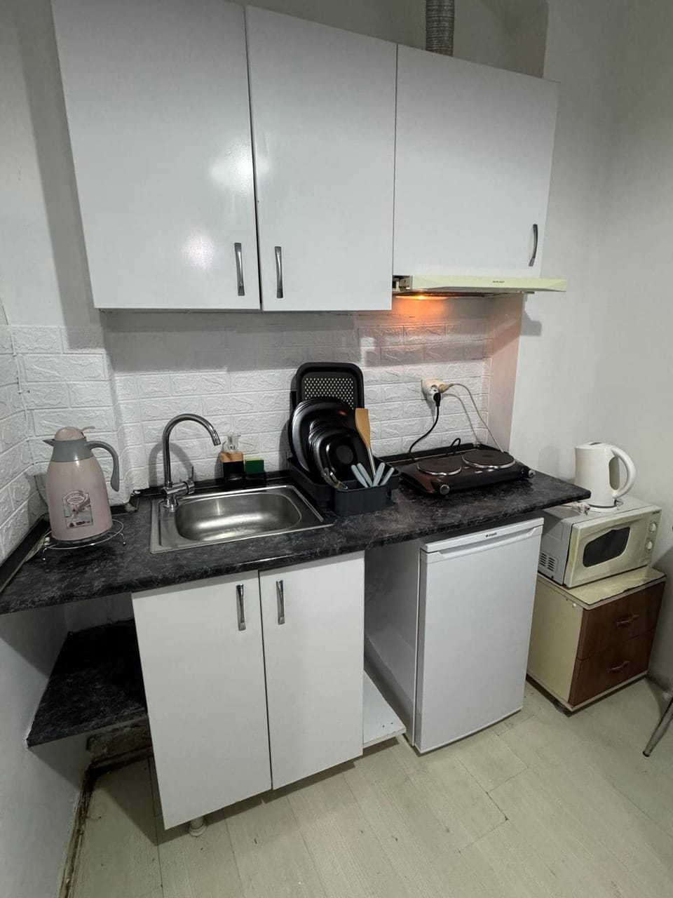 Deluxe Apartment, City View | Private kitchen | Full-size fridge, stovetop, cookware/dishes/utensils
