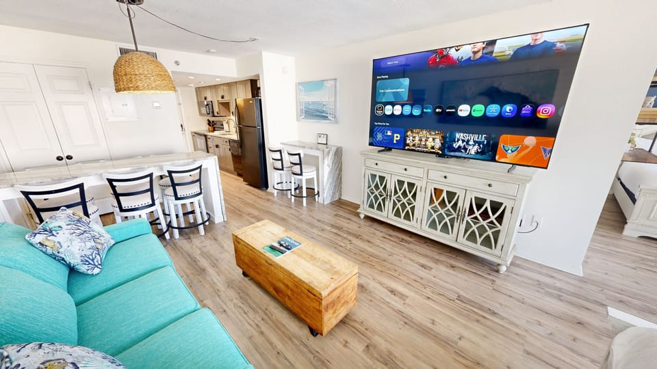 Condo, 1 Bedroom | Living area