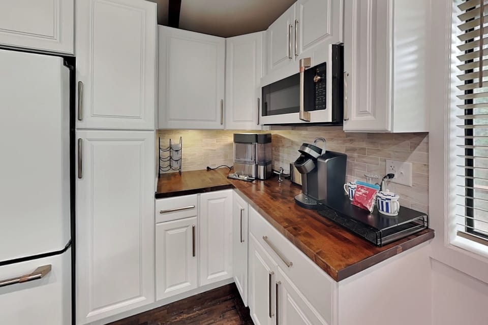 Full Kitchen - Keuirg + Countertop Ice Maker - First Floor