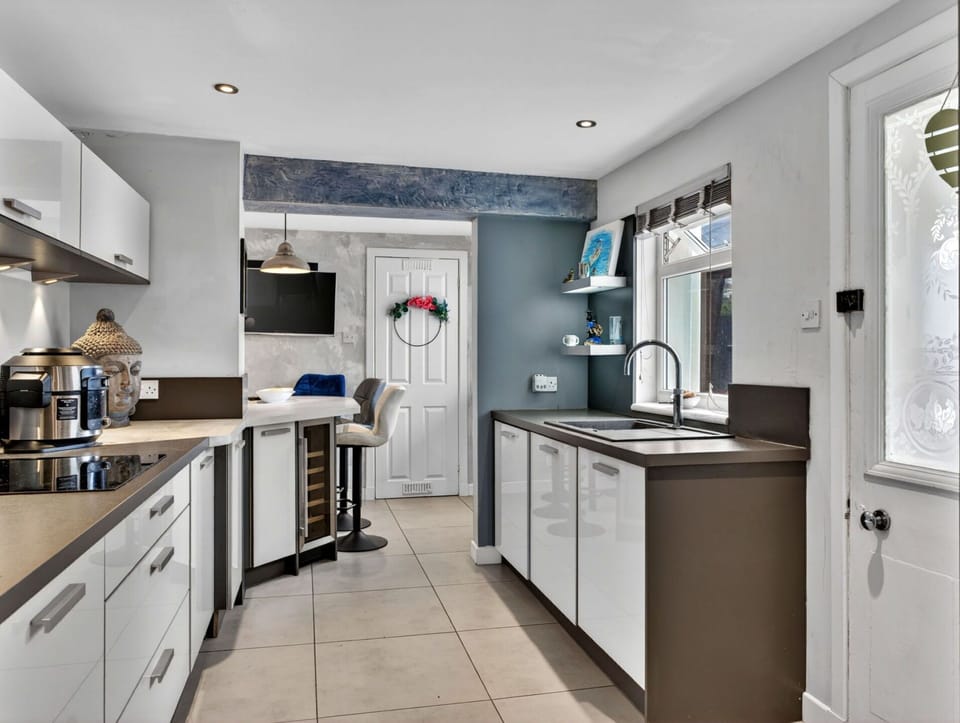 Kitchen Appliance, Countertop, Kitchen, Cabinetry, Interior Design, Major Appliance, Furniture, Home Appliance, Flooring, Sink