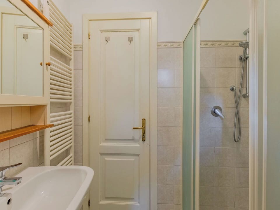 Wall, Flooring, Wood, Floor, Plumbing Fixture, Interior Design, Door, Bathroom, Room, Plumbing