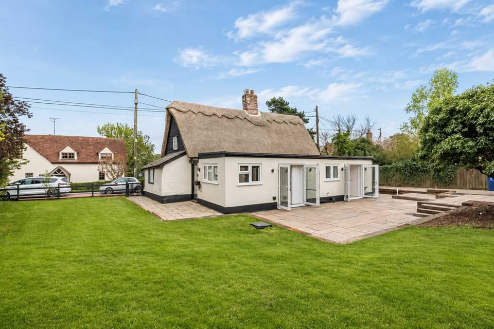 Historic Cambridgeshire Cottage Retreat With Hot Tub House in South Cambridgeshire District