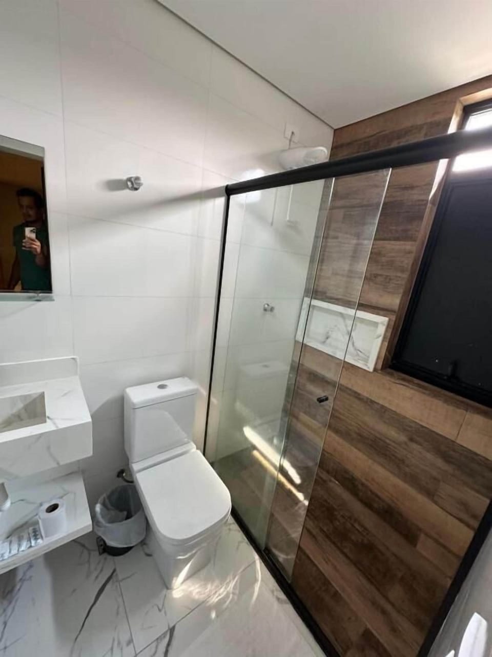 Standard Triple Room | Bathroom | Shower, free toiletries, towels