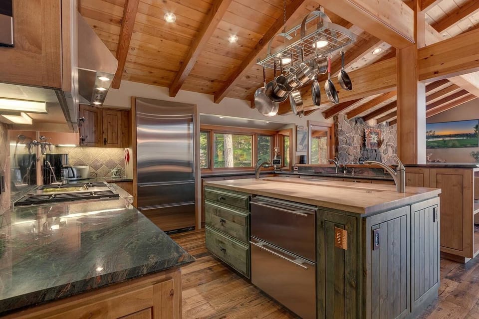  Kitchen: Drip coffee maker, espresso machine, Crockpot, blender, air fryer, food processor, waffle maker, cooking utensils, tableware 
