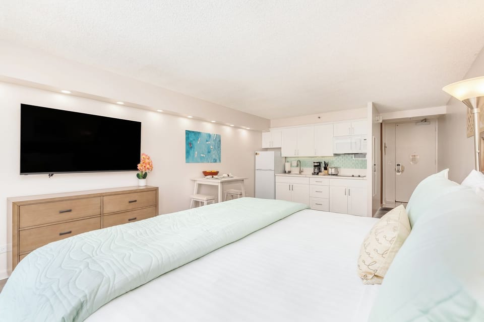 Ocean-mt Renovated Marine Surf Condo by the Beach W/parking and Kitchenette Apartment in Honolulu
