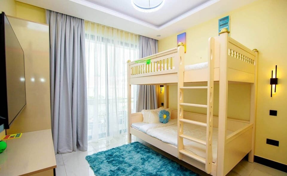 full size bunk bed , with a Balcony