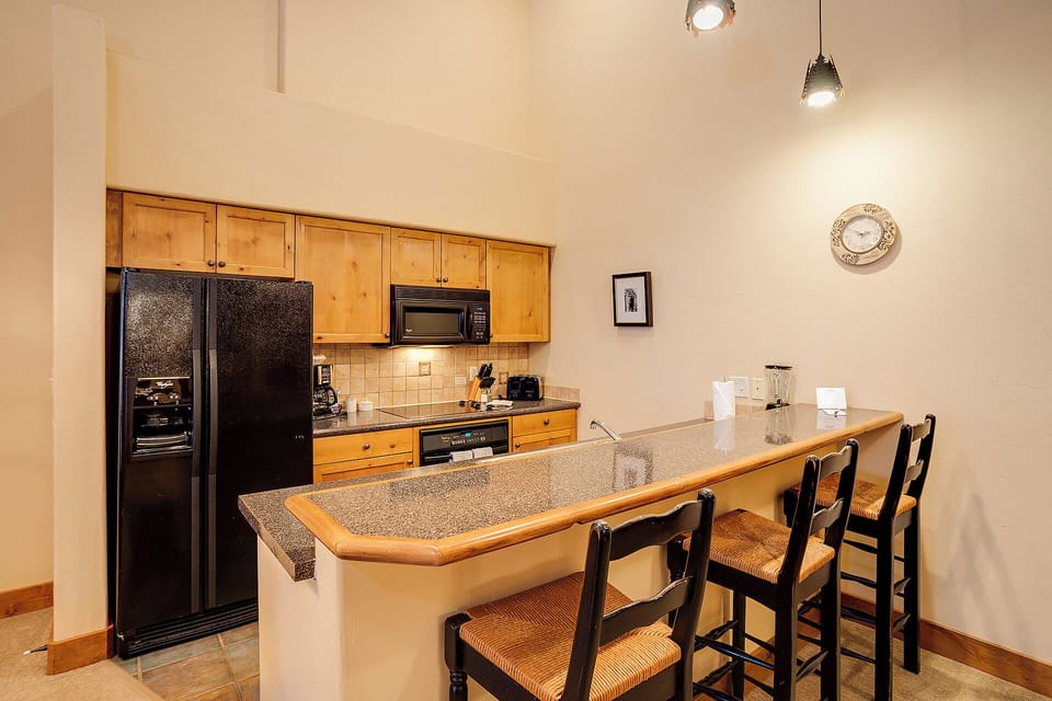 A bright, well-equipped kitchen with granite countertops and island seating awaits your culinary adventures. Whip up breakfast before hitting the slopes or enjoy coffee at the bar.
