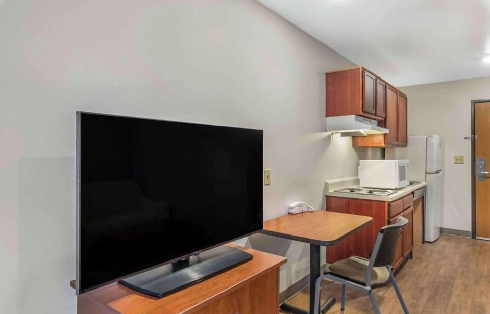 Desk, laptop workspace, free WiFi, bed sheets